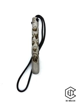 Preview: Handgeschmiedeter Kubotan HC-22-2 Unikat (Custom Made) von vorne auf weißem Hintergrund. Seriennummer SN sichtbar, Totenkopf-Gravur, schwarzer Paracord-Fangriemen, 3 Bohrungen. GPSR: Chargennummer/Hersteller SN für Rückverfolgbarkeit. Nur als Grifffestige